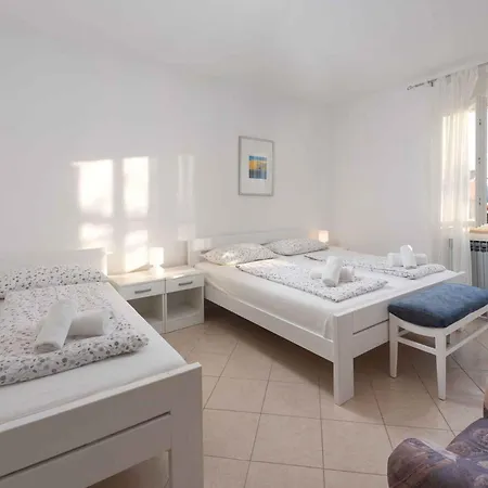 Apartment In 16817 *